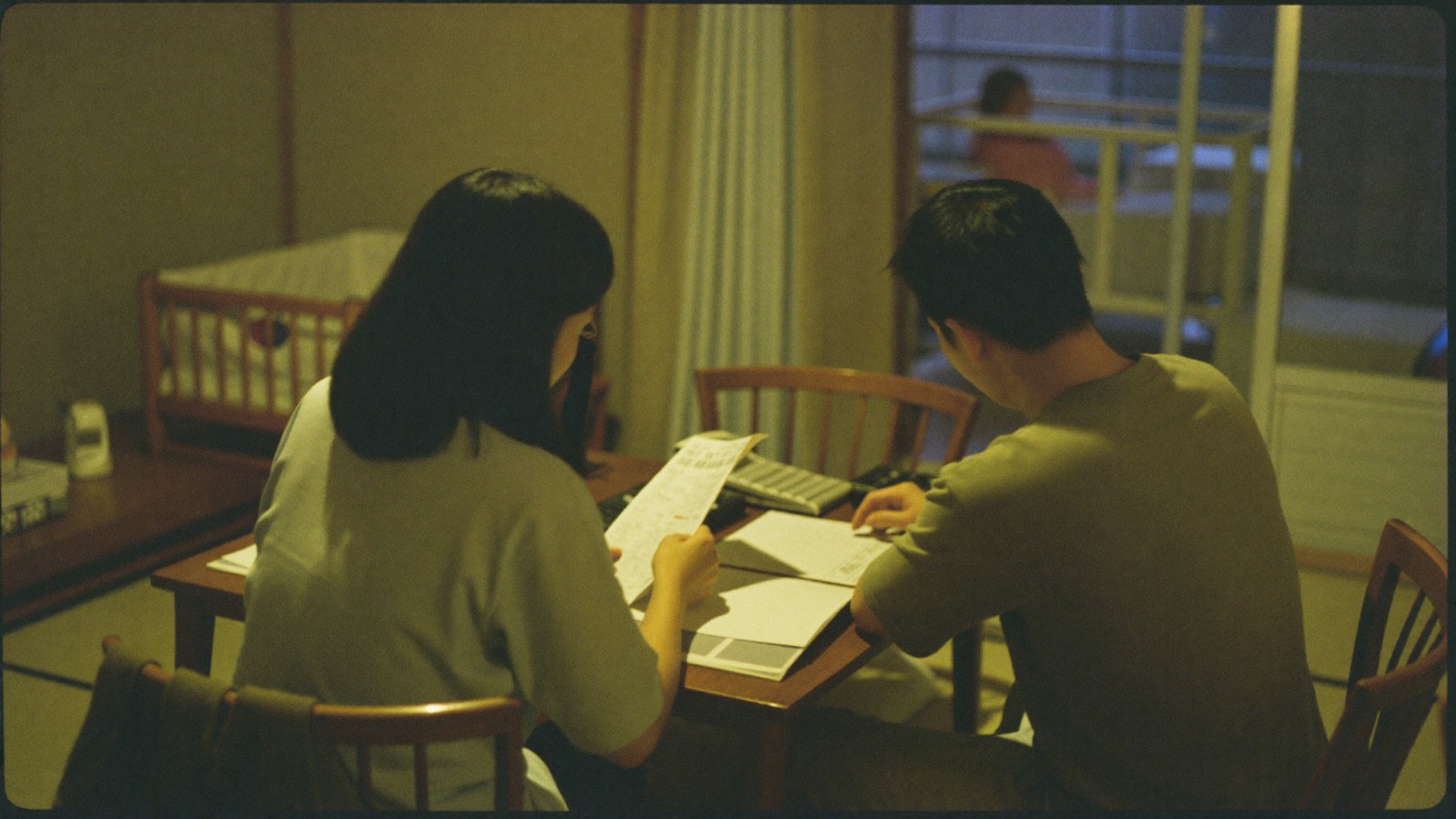 家計を見直す夫婦の後ろ姿